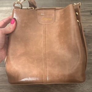 Chic Tan Leather Shoulder Bag